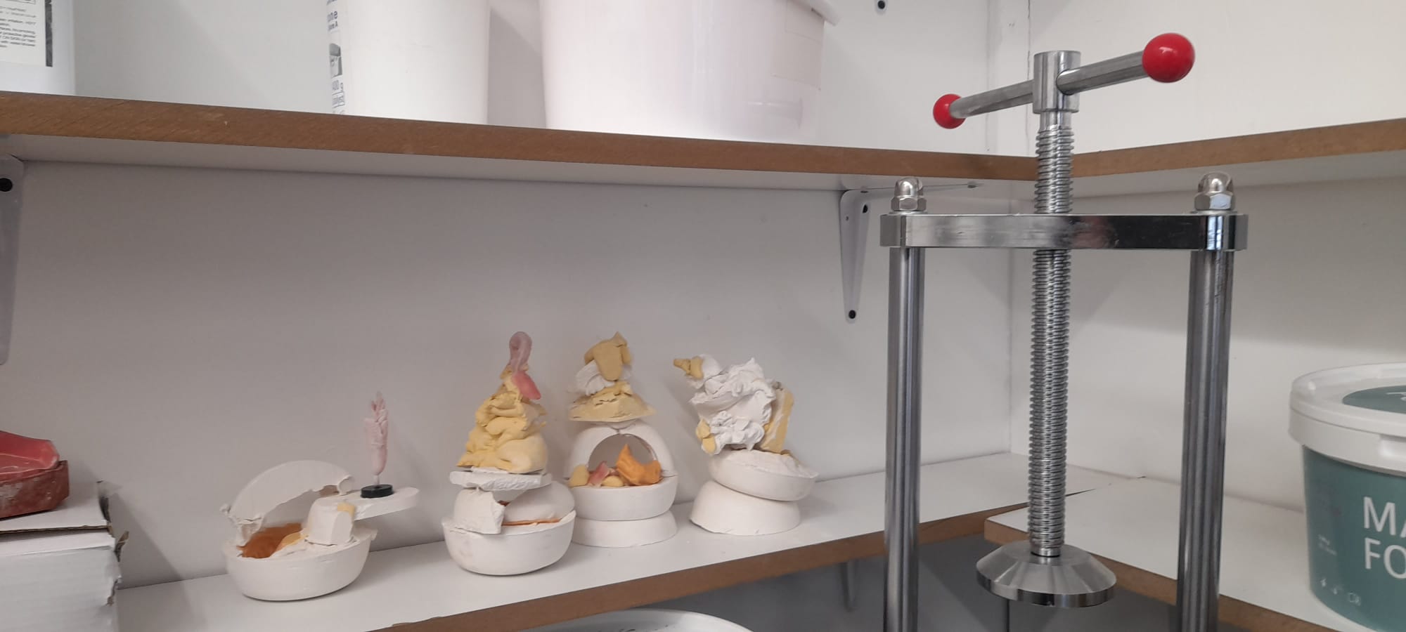 Dental molds and pressing equipment